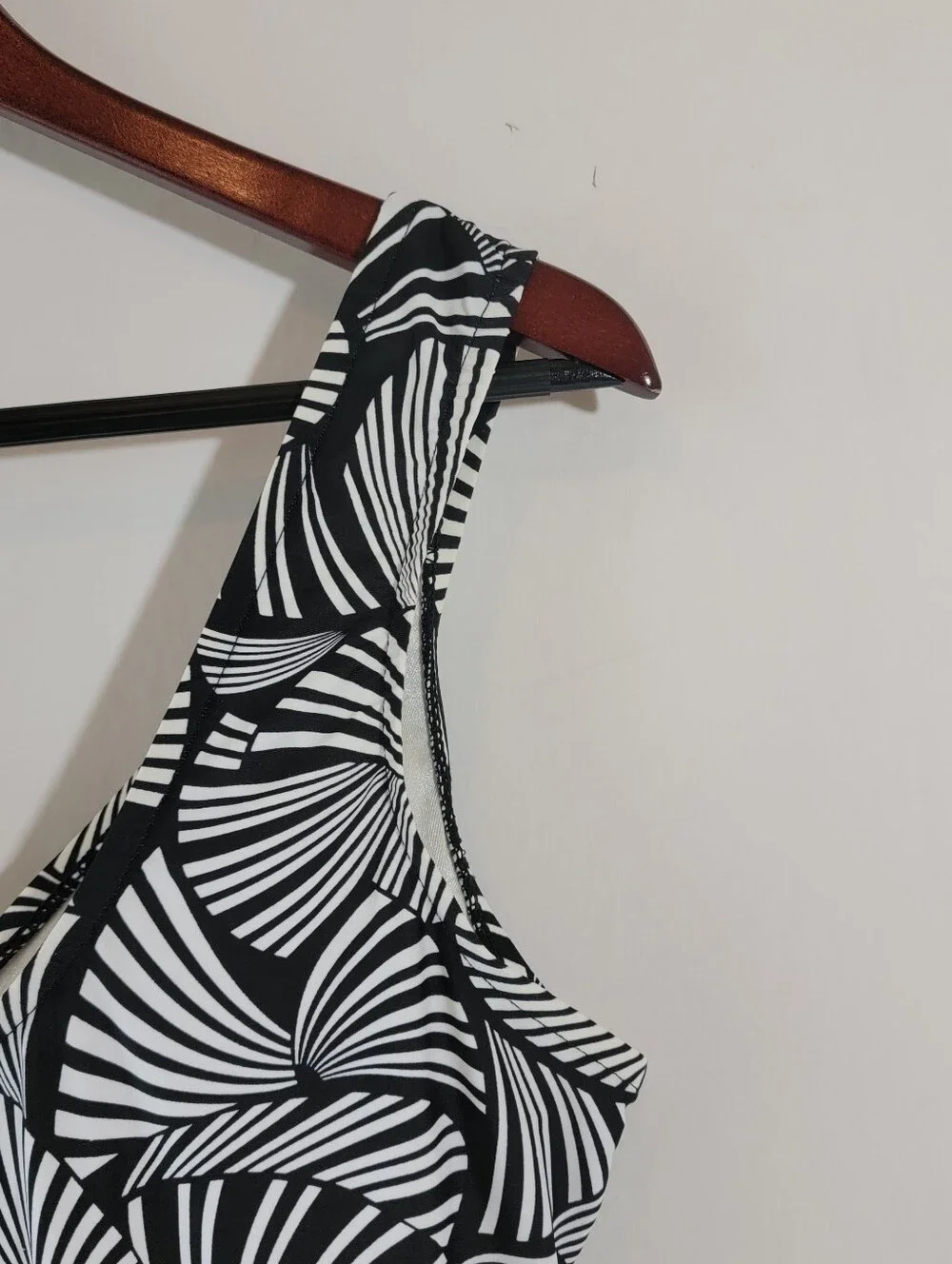 Azul By Maxine Of Hollywood Black and White Skirted Swimsuit Sz 18 Beach Vacay - Picture 3 of 10